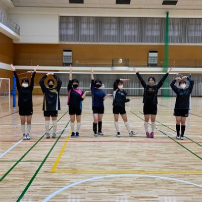 活動日→毎週水・土曜日の体育館で練習してます！！ 経験者はもちろん、初心者も大歓迎です➰🤍 部活、サークルの掛け持ちも全然OKです👏🏻 ̖́- 質問、見学、体験等の連絡はDMにてお待ちしてます！！！