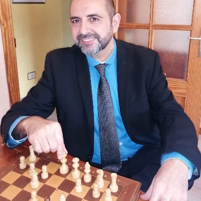 Maestro de Educación Primaria. Ajedrecista desde los 5 años. Maestro FIDE, Monitor Superior FEDA. Fundador de AMAE Asociación de Monitores de Ajedrez Educativo.