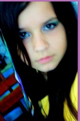Legal {nem sempre}, extrovertida, incomodo na aula, nem um pouco envergonhada, as vezes eu minto ^^ quando eu achar uma bio eu boto aqui. (Y)