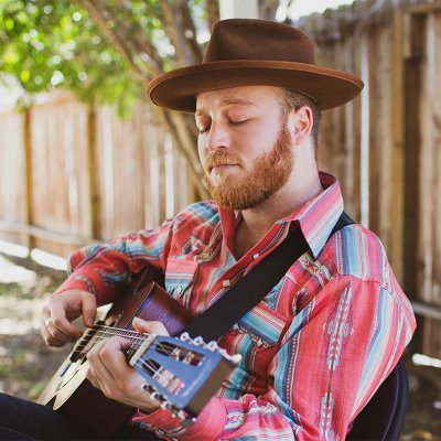 Clevelander living in LA. Singer-Songwriter. Lover of grit, twang, and instruments made out of wood.