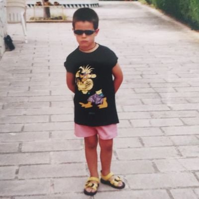 Podremos ser bandoleros pero no ladrones.
Dios bendiga el reggaeton, Dios bendiga a Daddy.