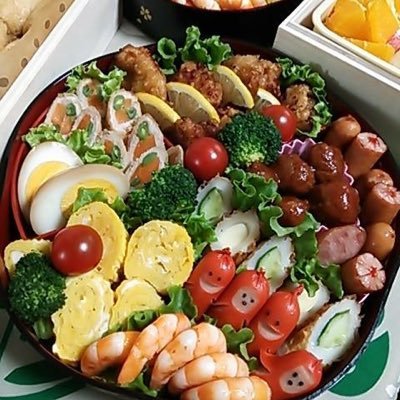 長男と私のお弁当🍱と時々外食🍽長男は万年ダイエット中で、おかずは野菜中心、ご飯は玄米希望です。お料理が全く好きではなく、必要に迫られてお弁当作りをしています😅💦ですが、皆さんに見ていただくと励みになりやる気が出ます💪⤴️❤️どうぞよろしくお願いします😊💕