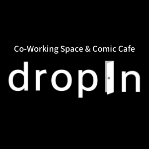 ※現在閉店中です 札幌市北区にあるコワーキングスペース＋漫画喫茶、「dropIn」の公式アカウントです。当スペースでは、開放的な空間で電源＋ディスプレイを確保しておりますので、リモートワークに最適です。また、5,000冊以上のコミックも備えており、漫画喫茶としても十分に活用いただけます。ドリンクも無料です