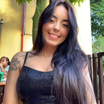 Carolina Rocha Barros é uma esportista semiprofissional de 26 anos que gosta de jogos de cartas sociais, trabalhar com carros e assistir televisão.