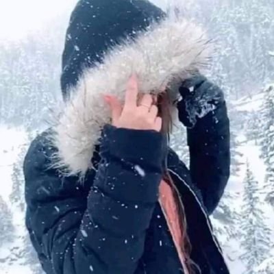 FatimaWajid18's profile picture. lost in my own thoughts