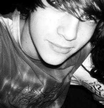 16 anos,Solteiro,futebol,musica,amigos, familia, m.a @itscarolvieira... coca cola,mc donald's :9
