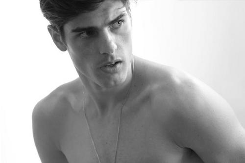 Sou modelo, tenho 23 anos e vivendo a vida...........