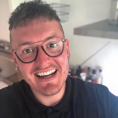 Geni, milliardær, playboy og filantrop er jeg ikke. Men derimod art director, webnørd, musik-, kaffe- og apollonaris med citrusafhængig og flot fyr.