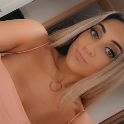carolinegrazz's profile picture. 
