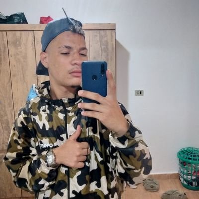 tetheusena's profile picture. A cima da gente só o a roda frente