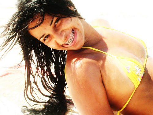 Sorria, sem motivo, com motivo, sozinho, ou quando alguém fizer você rir. Apenas sorria, o sorriso abre portas, contagia, diverte.