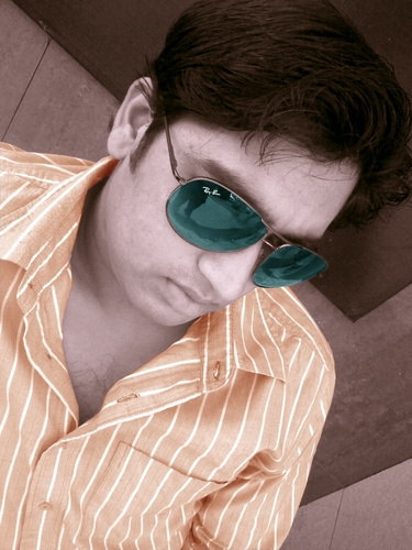 i am a funloving , happy going guy.......straight forward n simple.......
