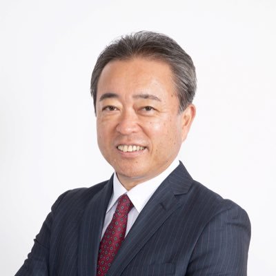 昭島生まれ。昭島育ち。中央大学大学院戦略経営研究科修了（MBA）。家族は妻、２男１女、孫7人。３１歳で起業し、現在は㈱サブスリーなど関連３社の代表。昭島市議会議員。総務省参与歴任。保護司として更生保護活動に従事。貧困の救済や教育支援をテーマに国内外でボランティア活動に取り組む。