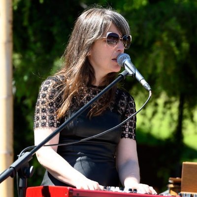 Lunática con los pies en la tierra.
Melómana. Pianista de pasatiempo. De buen querer y comer...