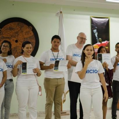 Primer proyecto en RD de enseñanza fotográfica a personas sordas promoviendo inclusión laboral y emprendimiento, con un enfoque creacionista y medioambiental.