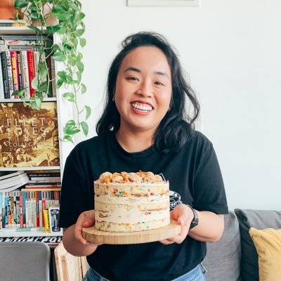 hellojuliemai's profile picture. 