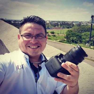 Licenciado en Ciencias de la Comunicación, fotógrafo, videógrafo y editor.