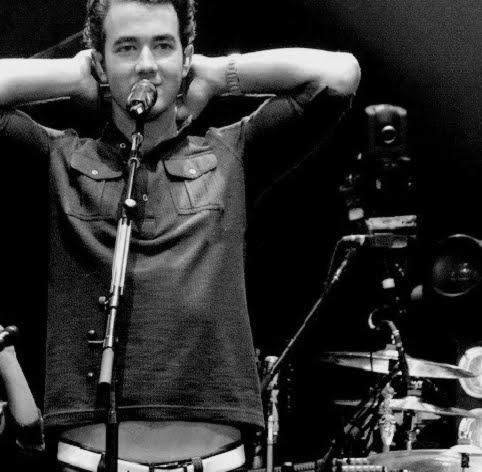 never give up your dream, thank you @JonasBrothers for me Encinar never give them up.♥ @honorsociety followed me since 26/04/11 @ddlovato @LuAlone I love you.
