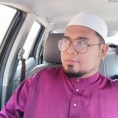 Seorang penulis buku sejak 2007. Ya, menulis buku tentang Motivasi & Cinta. Terkadang cerita.