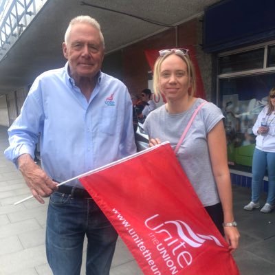 bizziebecs's profile picture. 🎧🍸💁🏼‍♀️