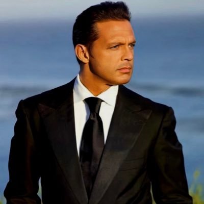 Respeto absoluto al Dios de la Música #LuisMiguel @LMXLM  May God bless him