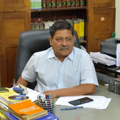 வழக்குரைஞர், எழுத்தாளர். வாழ்க்கையே போர்க்களம் என்று நம்புகிறேன்