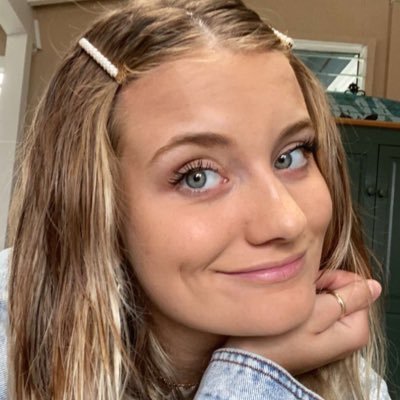 emmanorthmich's profile picture. professional mermaid journalist ✖!/ insta: emmanorthmich // HAWAII