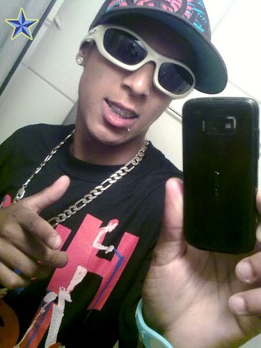 Eu sou feio porke sou diferenti ? ou vcs são ridikulos por ke são todos iguais ? ¬¬
