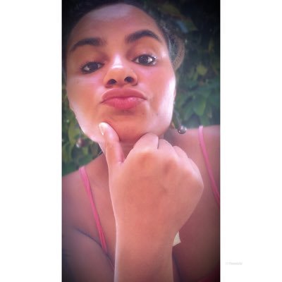 Inteira demais pra ser metade de alguém 🍂 Faço sentir. Isso me basta.💙🌈