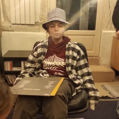 ikestudies's profile picture. terminale student in France, maybe studying in Ireland next year ⚔️ humanities, art and languages - dark academia 📜