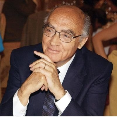 Todo se discute en este mundo, menos una única cosa que no se discute. No se discute la democracia.
José #Saramago
Portugal, 18 Junio 1922 - 2010