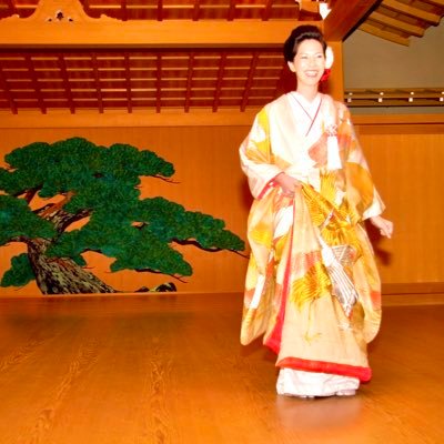 金春流宗家の姉。聖徳太子家臣の秦河勝、世阿弥、金春禅竹の子孫。世界に誇る日本の能楽がよくできてて最高なのにネットに情報がなさすぎるから最古の流儀の金春流の関連情報を発信するアカウント。本人は子方(望月、嵐山など)をしただけの一般人。緩急昇降の美しい謡と舞囃子推し。
#能楽 #金春流 #Noh #Komparu