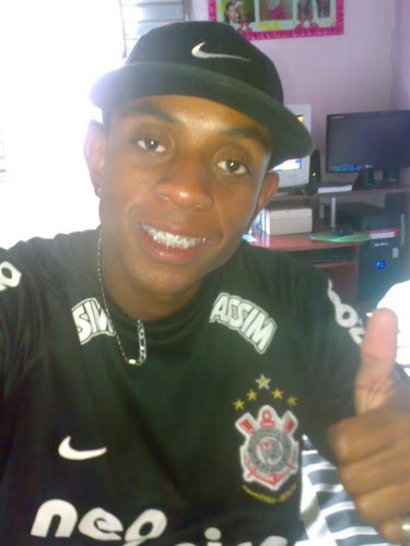 Garatooh Qee Viivee Coom Os Pensameentos Nas Nuvens ee o Amour No Peitoo ... Decidido , Verdadeiro ...ii Muitooo FELIZ !!!