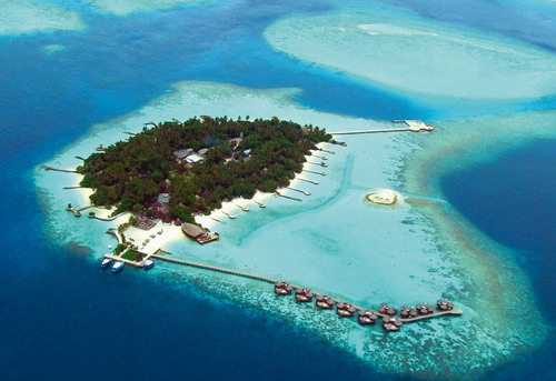 Fuggi dal caos della città e immergiti nel mare cristallino delle Maldive. Un' intera isola a tua disposizione per ritrovare benessere e relax in totale privacy