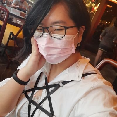 they/them. 🇮🇩 chinese-indonesian. ✒️ queer
writer.🖌️cofounder of @_APIpit. ☸️ weirdo klenik