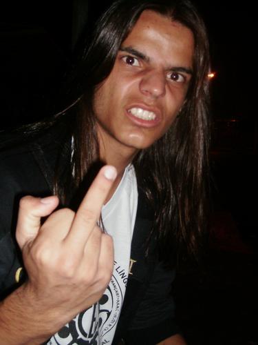 Calmo,, frio,,,,bebado acabado  hsuahusaus  zuera  ,,gosto de rock ,,pode ser leve ou pesado,,sendo bom é o q importa,,não gosto de ficar em casa,,, é só isso!