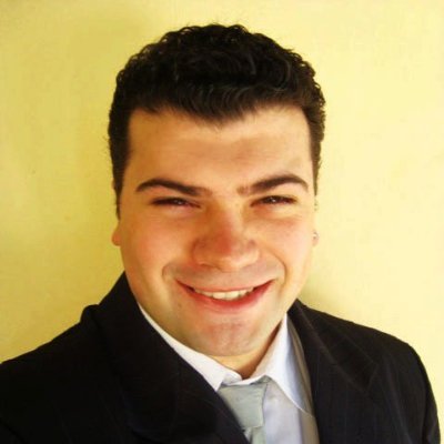 Tecnólogo em Produção Multimídia, Designer Gráfico, Web, UI e UX e atualmente, trabalho como freelancer em projetos de UX / UI, Web Design e Design Gráfico