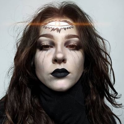 Product Design student/
Instagram Makeup: errekaro

-Killers Never Hurt Feelings-