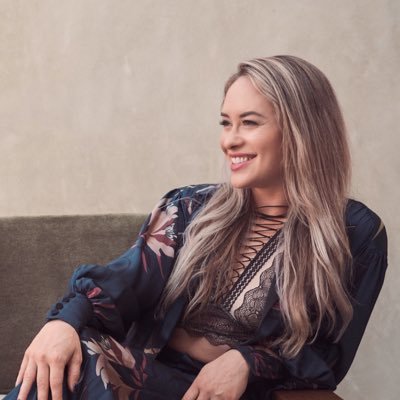 Stariellehope's profile picture. I reverse engineer intimacy and help people connect more deeply with each other 💖