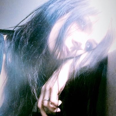 ravenblvck_'s profile picture. I can’t do math but I can tell you everything you need to know about ghosts. 🎻