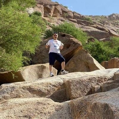 YZ7koOFWJYoYnTh's profile picture. نحن لا ندمن هواتفنا ولكن ندمن أشخاص لا تجمعنا بهم سواها 🌹🌹