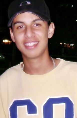 Nossa missão na terra é traçar nosso próprio caminho. Nunca seremos felizes se vivermos um tipo de vida idealizado por outra pessoa.