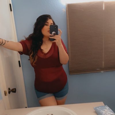 yourstrulyari19's profile picture. 22🥀 mommy to a princess 💗