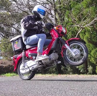 スイフトスポーツZC32Sとクロスカブ50に乗ってる人