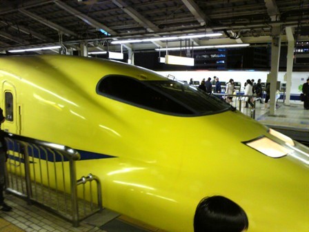 小学生時代はまだ痍軍人がいた。高校生になったら国鉄の駅には中核派がマイクを持っていた。そして、新宿西口ではフォークソングが流れていた。そんな中、自民党は僕たちに夢と希望を与えてくれた。