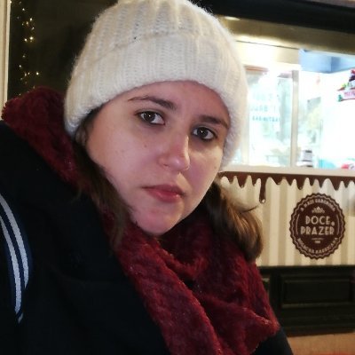 Adoro passear, dançar, sou simpática e divertida