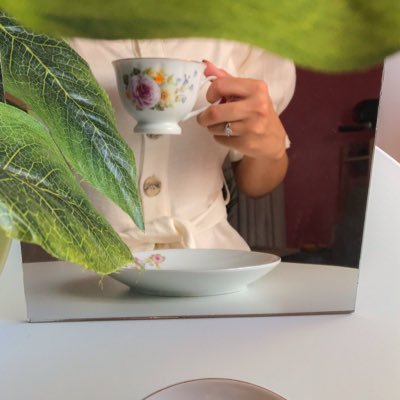 المرأة التي يتحسن مزاجها من : كتاب، أغنية، قصيدة ، أو كوب قهوه لن ينتصر عليها أحد .. حتى الحياة تخسر أمامها