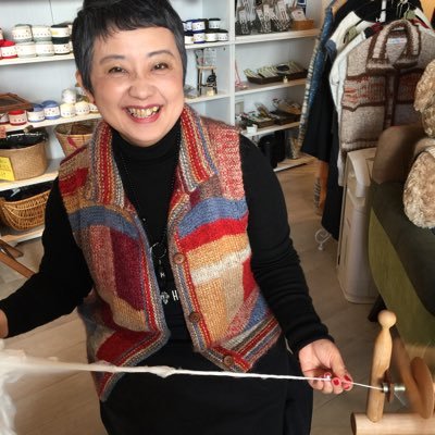 編み物に人生の全てを捧げています。シルクを中心としたオリジナル糸を作り手染め手紡ぎ手編みで編み物だけで企業して25年。東京国立市にシルク糸の店アブサラクリコ東京を開きニットカフェからプロのニッター育成講習まで技術を伝えています。自らの展示会は全国百貨店で年間15回以上。アパレルとしての手編みビジネスはここだけです。