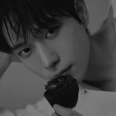 YOUCNGDAE's profile picture. 「  𝗣𝗮𝗿𝗼𝗱𝘆 ━  𝟭𝟵𝟵𝟲  」 With his sharp deep eye the sweet smile and deep voice, he easily capture everyone's attention.