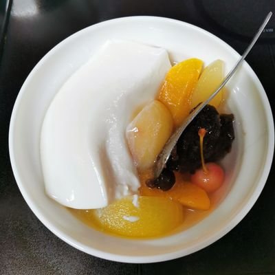 skryta's profile picture. インターネットを見ているとな、『初潮を迎えた少女はきっとパニックに陥るに違いない』と思うとるオッサンがたくさんいるじゃろ。ワシはな、彼らの気持ちがよーく分かるのじゃ。ワシもな、切れ痔でウンコが血まみれになったのを発見したときはパニックになったからな。他のオッサンもきっと同じ経験をしたのじゃ。